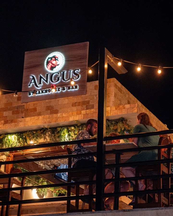 Fachada y terraza de Angus Steakhouse
